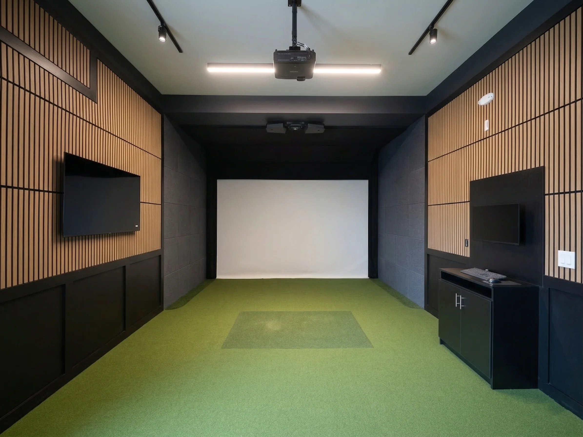 The Lounge - Putter Sim Lounge, Woodbridge Golf Simulator
